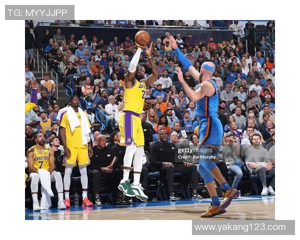 湖人对决雷霆精彩直播回顾球迷热情高涨全场沸腾