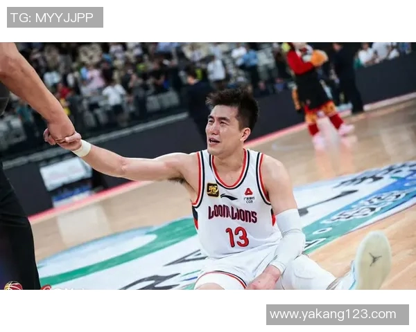 郭艾伦带领中国男篮冲击国际赛场新高峰展现出色球技与团队精神 郭艾伦带领中国男篮冲击国际赛场新高峰展现出色球技与团队精神