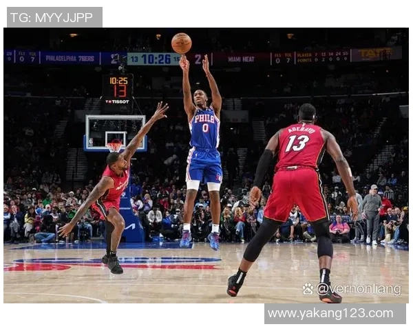 七十六人队在激烈对决中挑战热火队,争夺季后赛关键胜利的精彩战役 七十六人队在激烈对决中挑战热火队,争夺季后赛关键胜利的精彩战役