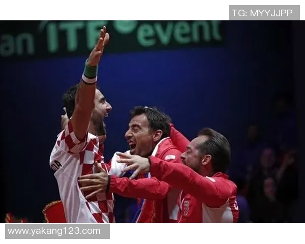 克罗日与罗马的激烈对决揭示足球战术与团队精神的较量 克罗日与罗马的激烈对决揭示足球战术与团队精神的较量